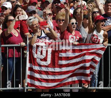 14. Oktober 2017 – Dallas, TX, USA – eher jubeln die Fans an, als die Mannschaftsbusse vor der Ankunft ankommen, bevor Oklahoma Texas beim jährlichen Red River Showdown im Cotton Bowl am Samstag, den 14. Oktober 2017 besucht. (Bild: © Paul Moseley/TNS via ZUMA Wire) Stockfoto