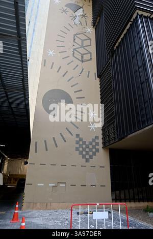 Viele Hochhäuser in Bangkok entwickelten nach dem Erdbeben in Myanmar vom 28. März sichtbare Schäden, wie hier in einem Wohnkomplex in der Innenstadt zu sehen ist Stockfoto