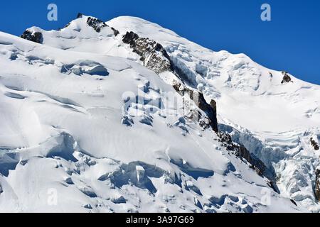 Blick auf den Mont Blanc von der Aussichtsplattform Aiguille du Midi in Höhe von 3842 m. An der französisch-italienischen Grenze gelegen, ist der Mont Blanc der höchste Berg Stockfoto