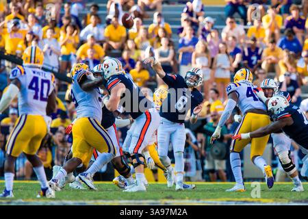 14. Oktober 2017: Der Quarterback der Auburn Tigers Jarrett Stidham (8) durchläuft das Downfield während des Spiels zwischen den LSU Tigers und den Auburn Tigers im Tiger Stadium in Baton Rouge, LA. LSU Tigers besiegte Auburn Tigers mit 27:23. Stephen Lew/CSM(Credit Image: &Copy; Stephen Lew/CSM via ZUMA Wire) Stockfoto