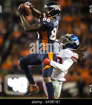 15. Oktober 2017 – Denver, CO, USA – Denver Broncos Wide Receiver Demaryius Thomas (88) macht einen 40-Yard-Empfang über New York Giants Cornerback Janoris Jenkins (20) für einen ersten Rückflug auf der Giants 10-Yard-Linie während des zweiten Quartals am Sonntag, 15. Oktober 2017 auf dem Sports Authority Field in Mile High in Denver, Colorado. Der Empfang stellte die Broncos Only Points in der ersten Halbzeit auf, ein Feldtor von Denver Broncos Kicker Brandon McManus (8) (Credit Image: © Christian Murdock/TNS via ZUMA Wire) Stockfoto