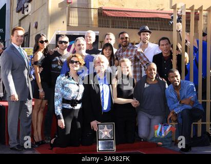 18. Dezember 2009 – Hollywood, Kalifornien, USA – 18. Dezember 2009 – Hollywood, Kalifornien – Arnold Schwarzenegger, Sigourney Weaver, James Cameron, Suzy Amis und Besetzung von Avatar. James Cameron wurde mit dem 2.396. Stern auf dem Hollywood Walk of Fame auf dem Hollywood Blvd geehrt. Foto: Kevan Brooks/AdMedia (Foto: © Kevan Brooks/AdMedia via ZUMA Wire) Stockfoto