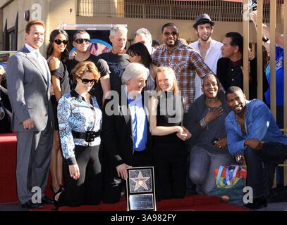 18. Dezember 2009 – Hollywood, Kalifornien, USA – 18. Dezember 2009 – Hollywood, Kalifornien – Arnold Schwarzenegger, Sigourney Weaver, James Cameron, Suzy Amis und Besetzung von Avatar. James Cameron wurde mit dem 2.396. Stern auf dem Hollywood Walk of Fame auf dem Hollywood Blvd geehrt. Foto: Kevan Brooks/AdMedia (Foto: © Kevan Brooks/AdMedia via ZUMA Wire) Stockfoto