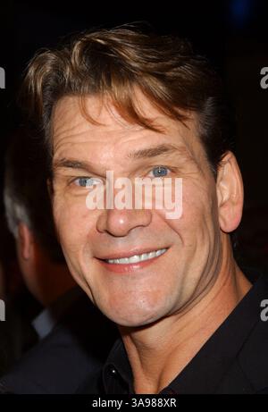 September 2009 - Hollywood, CA, USA - 14. September 2009 - Los Angeles, CA - Patrick Swayze 1952 - 2009. Der Schauspieler Patrick Swayze starb im Alter von 57 Jahren nach einer 20-monatigen Schlacht an Bauchspeicheldrüsenkrebs. Dateifoto: 24. Februar 2004; Hollywood, CA, USA; Schauspieler PATRICK SWAYZE während der Weltpremiere von „Dirty Dancing Havana Nights“ im Arclight Cinerama Dome. Obligatorische Gutschrift: Foto von Laura Farr/AdMedia Stockfoto
