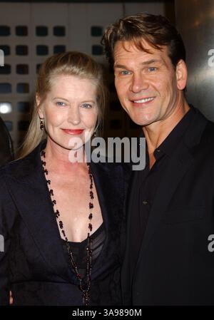 September 2009 - Hollywood, CA, USA - 14. September 2009 - Los Angeles, CA - Patrick Swayze 1952 - 2009. Der Schauspieler Patrick Swayze starb im Alter von 57 Jahren nach einer 20-monatigen Schlacht an Bauchspeicheldrüsenkrebs. Dateifoto: 24. Februar 2004; Hollywood, CA, USA; Schauspieler PATRICK SWAYZE und Ehefrau LISA NIEMI während der Weltpremiere von „Dirty Dancing Havana Nights“ im Arclight Cinerama Dome. Obligatorische Gutschrift: Foto von Laura Farr/AdMedia Stockfoto