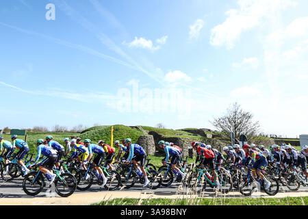 Wevelgem, Belgien. 30. März 2025. Das Peloton wurde während des eintägigen Radrennens „Gent-Wevelgem – in Flanders Fields“ in Aktion gezeigt, 250,3 km von Ieper nach Wevelgem, Sonntag, den 30. März 2025. BELGA FOTO DAVID PINTENS Credit: Belga News Agency/Alamy Live News Stockfoto