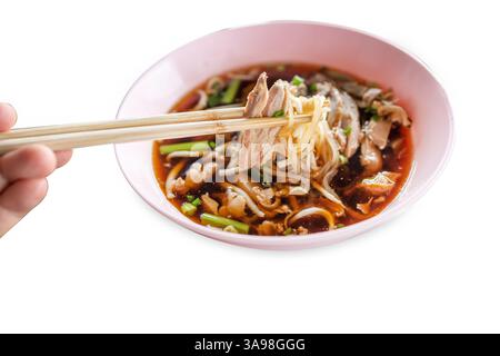 Gestanzte Nudel mit Ente, gedünstet auf weiß isoliert. Stockfoto