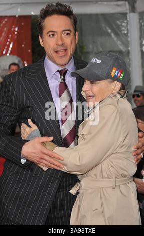 7. Dezember 2009 – Los Angeles, CA, USA – 07. Dezember 2009 – Los Angeles – Schauspieler Robert Downey Jr. im Grauman's Chinese Theatre, wo er geehrt wurde, dass er seine Hand und Fußabdrücke in Zement bei der 200. Zeremonie auf dem Vorplatz des berühmten Hollywood-Wahrzeichens in Zement setzen ließ. Foto: Jaguar/AdMedia Stockfoto