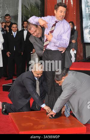 7. Dezember 2009 – Los Angeles, CA, USA – 07. Dezember 2009 – Los Angeles – Schauspieler Robert Downey Jr. im Grauman's Chinese Theatre, wo er geehrt wurde, dass er seine Hand und Fußabdrücke in Zement bei der 200. Zeremonie auf dem Vorplatz des berühmten Hollywood-Wahrzeichens in Zement setzen ließ. Foto: Jaguar/AdMedia Stockfoto