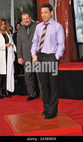 7. Dezember 2009 – Los Angeles, CA, USA – 07. Dezember 2009 – Los Angeles – Schauspieler Robert Downey Jr. im Grauman's Chinese Theatre, wo er geehrt wurde, dass er seine Hand und Fußabdrücke in Zement bei der 200. Zeremonie auf dem Vorplatz des berühmten Hollywood-Wahrzeichens in Zement setzen ließ. Foto: Jaguar/AdMedia Stockfoto