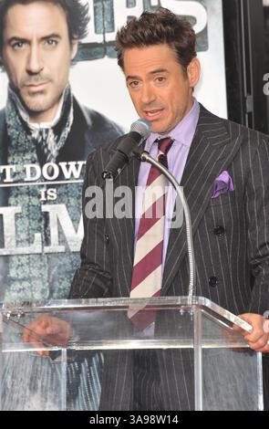 7. Dezember 2009 – Los Angeles, CA, USA – 07. Dezember 2009 – Los Angeles – Schauspieler Robert Downey Jr. im Grauman's Chinese Theatre, wo er geehrt wurde, dass er seine Hand und Fußabdrücke in Zement bei der 200. Zeremonie auf dem Vorplatz des berühmten Hollywood-Wahrzeichens in Zement setzen ließ. Foto: Jaguar/AdMedia Stockfoto