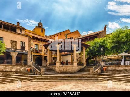 Plaza Mayor, Hauptplatz in Poble Espanyol, ein Open-Air-Architekturmuseum auf dem Montjuic-Hügel in Barcelona, Katalonien, Spanien Stockfoto