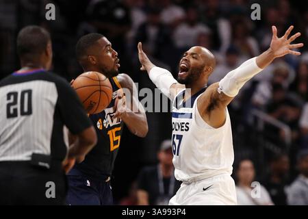 20. Oktober 2017 – Minneapolis, MN, USA – Utah Jazz Forward Derrick Gaves (15) sucht einen offenen Teamkollegen, als der Minnesota Timberwolves Forward Taj Gibson (67) am Freitag, den 20. Oktober 2017 im Target Center in Minneapolis verteidigt. Die Timberwolves gewannen 100:97. (Foto: © Anthony Souffle/TNS via ZUMA Wire) Stockfoto