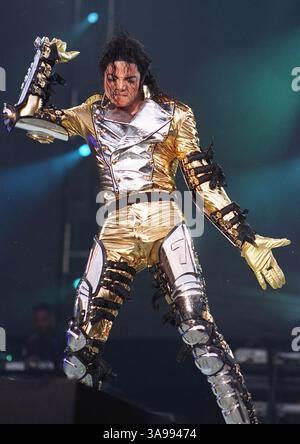 26. Juni 2009 – London, CA, USA – 25. Juni 2009 – Los Angeles, CA – Michael Jackson starb im Alter von 50 Jahren nach einem Herzstillstand in seiner angemieteten Villa Holmby Hills. Dateifoto: 12/1997 Michael Jackson im Konzert im Wembley Stadium während der History World Tour. Photoshot/AdMedia........................ ........ *** Lokale Beschriftung (Kreditbild: © Photoshot/AdMedia via ZUMA Wire) Stockfoto