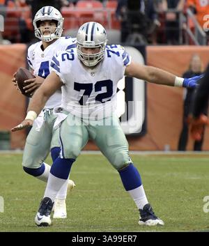 17. September 2017 – Denver, CO, USA – Dallas Cowboys Quarterback Dak Prescott (4) fällt zurück und 72 verteidigt ihn am 17. September 2017 auf dem Sports Authority Field in Mile High in Denver gegen die Denver Broncos. (Kreditbild: © Max Faulkner/TNS via ZUMA Wire) Stockfoto