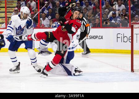 21. Oktober 2017: Toronto Maple Leafs Nazem Kadri (43) überprüfte die Ottawa Senatoren Kyle Turris (7) während des Spiels zwischen Toronto Maple Leafs und Ottawa Senators im Canadian Tire Centre in Ottawa, Kanada, über den Torwart Frederik Andersen (31). Daniel Lea/CSM(Kreditbild: &Copy; Daniel Lea/CSM via ZUMA Wire) Stockfoto