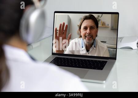 Positiver männlicher Patient im Videogespräch mit Ärztin Stockfoto