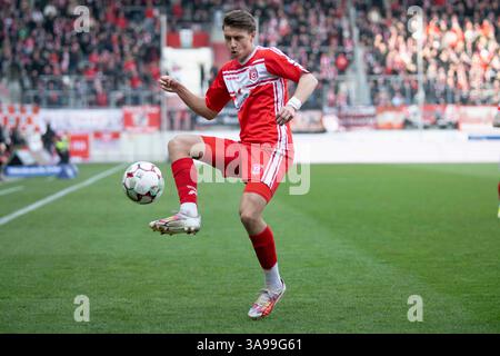 Halle, Deutschland. März 2025. Halle, Deutschland 29. März 2025: Regionalliga Nord/Ost - 2024/2025 - Hallescher FC vs. FSV Zwickau im Bild: Joseph Charles Richardson II (Halle) Credit: dpa/Alamy Live News Stockfoto