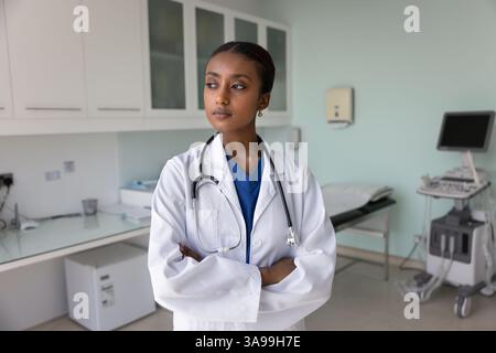 Die pensive schwarze Ärztin steht im Ultraschalldiagnostiklabor Stockfoto
