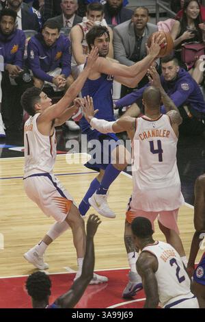 Oktober 2017 – Los Angeles, Kalifornien, USA S - Milos Teodosic #4 der Los Angeles Clippers und Devin Booker #1 und Tyson Chandler #4 der Phoenix Suns während ihres regulären Saisonspiels am Samstag, den 21. Oktober 2017 im Staples Center in Los Angeles, Kalifornien. Clippers besiegen Sonnen, 130-88. (Bild: © Prensa Internacional Via ZUMA Wire) Stockfoto