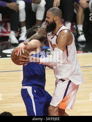 Oktober 2017 – Los Angeles, Kalifornien, USA S – Milos Teodosic #4 der Los Angeles Clippers wird von Tyson Chandler #4 der Phoenix Suns während ihres ersten Saisonspiels am Samstag, den 21. Oktober 2017 im Staples Center in Los Angeles, Kalifornien, bemängelt. Clippers besiegen Sonnen, 130-88. (Bild: © Prensa Internacional Via ZUMA Wire) Stockfoto