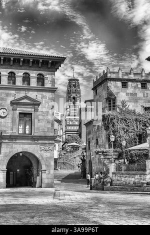 Plaza Mayor, Hauptplatz in Poble Espanyol, ein Open-Air-Architekturmuseum auf dem Montjuic-Hügel in Barcelona, Katalonien, Spanien Stockfoto