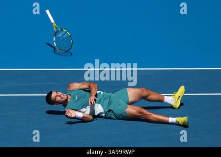 Der spanische Tennisspieler Carlos Alcaraz (ESP) taucht beim Australian Open 2025 Turnier in Melbourne Park nach einem Vorschuss und fällt zu Boden Stockfoto