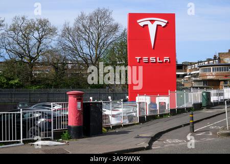 Tusla Showroom, Dukes Road, Park Royal, London, Großbritannien. März 2025 Stockfoto