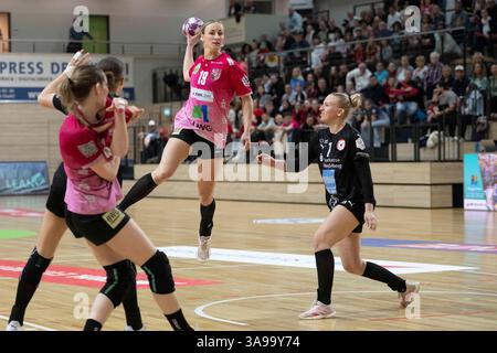 Halle, Deutschland. März 2025. Halle, Deutschland 29. März 2025: 2.HBL - Frauen - 2024/2025 - SV Union Halle-Neustadt vs. Kurpfalz Bären im Bild: v.li. Lea Gruber (Halle) und Kazja Hinzmann (Ketsch) Credit: dpa/Alamy Live News Stockfoto