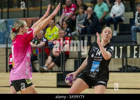 Halle, Deutschland. März 2025. Halle, Deutschland 29. März 2025: 2.HBL - Frauen - 2024/2025 - SV Union Halle-Neustadt vs. Kurpfalz Bären im Bild: v.li. Lea Gruber (Halle) und Ina Scheffler (Ketsch) Credit: dpa/Alamy Live News Stockfoto