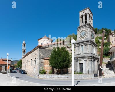 Kirche von Taxiarches (die größten Brigadier) und Glockenturm im Dorf Lagadia, Arcadia, Griechenland Stockfoto