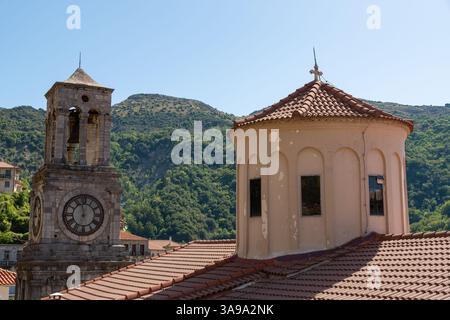 Kirche von Taxiarches (die größten Brigadier) und Glockenturm im Dorf Lagadia, Arcadia, Griechenland Stockfoto