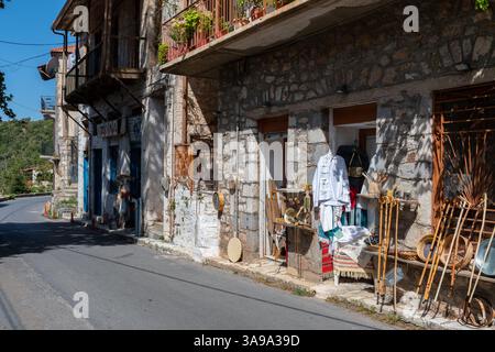 Lagadia, Griechenland - 16. August 2022: Lagadia Dorfstraße in Arcadia Stockfoto