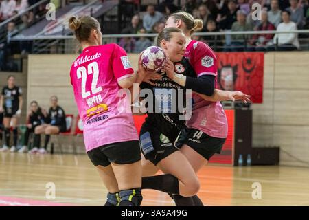 Halle, Deutschland. März 2025. Halle, Deutschland 29. März 2025: 2.HBL - Frauen - 2024/2025 - SV Union Halle-Neustadt vs. Kurpfalz Bären im Bild: v. li. im Zweikampf Tabea Wipper (Halle), Lea Marmodee (Ketsch) und Tina Wagenlader (Halle) Credit: dpa/Alamy Live News Stockfoto