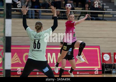 Halle, Deutschland. März 2025. Halle, Deutschland 29. März 2025: 2.HBL - Frauen - 2024/2025 - SV Union Halle-Neustadt vs. Kurpfalz Bären im Bild: Emma Hertha (Halle) Credit: dpa/Alamy Live News Stockfoto