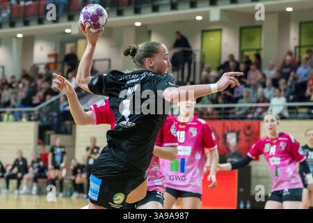 Halle, Deutschland 29. März 2025: 2.HBL - Frauen - 2024/2025 - SV Union Halle-Neustadt vs. Kurpfalz Bären im Bild: Svenja Mann (Ketsch) Stockfoto