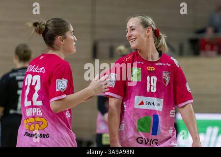 Halle, Deutschland 29. März 2025: 2.HBL - Frauen - 2024/2025 - SV Union Halle-Neustadt vs. Kurpfalz Bären im Bild: v.li. Tabea Wipper (Halle) und Lea Gruber (Halle) lächelnd auf dem Spielfeld. Stockfoto