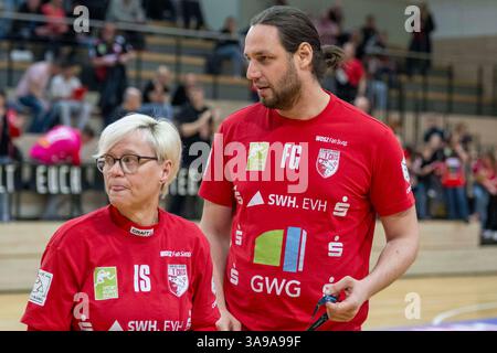 Halle, Deutschland 29. März 2025: 2.HBL - Frauen - 2024/2025 - SV Union Halle-Neustadt vs. Kurpfalz Bären im Bild: v.li. Trainerin Ines Seidler (Halle) und sportlicher Leiter Felix Gühlcke / Guehlcke (Halle) Stockfoto