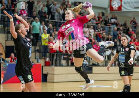 Halle, Deutschland 29. März 2025: 2.HBL - Frauen - 2024/2025 - SV Union Halle-Neustadt vs. Kurpfalz Bären im Bild: v.li. Svenja Mann (Ketsch) und Cara Reuthal (Halle) Stockfoto