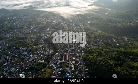 Luftaufnahme von Bajawa City bei Sonnenaufgang bedeckt mit tief liegendem Nebel Stockfoto