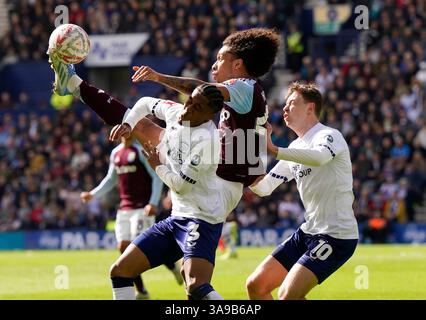Preston, Großbritannien. 30. März 2025. Aston Villa's Boubacar Kamara wurde von Jayden Meghoma und Mads Frokjær-Jensen aus Preston North End während des FA Cup Spiels in Deepdale, Preston, angegriffen. Der Bildnachweis sollte lauten: Andrew Yates/Sportimage Credit: Sportimage Ltd/Alamy Live News Stockfoto