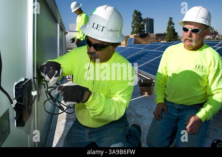 27. November 2009 - Tempe, Arizona, USA - der Techniker von Lafferty Electric Technologies OSE ZAPATA verbindet die Verkabelung einer Solarpaneelserie, während BOB OHSE bei der Installation einer Solarpaneele auf dem Dach des Global Institute of Sustainability Building der Arizona State University als Teil des laufenden Solarplans der Arizona School unterstützt. Die Schule hat bisher mehr als acht Megawatt an Panels installiert und plant mindestens vier Megawatt mehr auf vier Campus. Es ist das größte Solarportfolio der Universität im Land. (Bild: © Rick D'Elia/ZUMA Wire/ZUMAPRESS.c Stockfoto