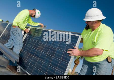27. November 2009 - Tempe, Arizona, USA - BRIAN JONES, LINKE, und Vorarbeiter DAN WALCH befestigen die Solarpaneele auf dem Dach des Global Institute of Sustainability Building der Arizona State University als Teil des laufenden Solarplans der Arizona School. Die Schule hat bisher mehr als acht Megawatt an Panels installiert und plant mindestens vier Megawatt mehr auf vier Campus. Es ist das größte Solarportfolio der Universität im Land. (Bild: © Rick D'Elia/ZUMA Wire/ZUMAPRESS.com) Stockfoto