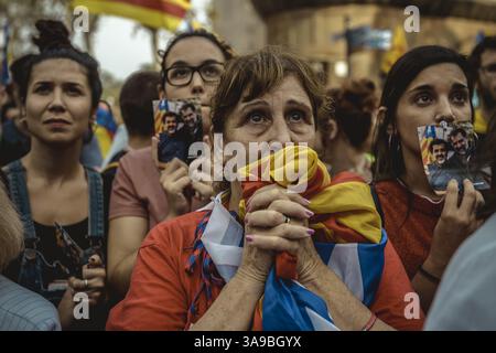 27. Oktober 2017 - Barcelona, Katalonien, Spanien - Eine katalanische Separatistin reagiert außerhalb des katalanischen Parlaments, als sie auf einer großen Leinwand die Abstimmung für die Unabhängigkeit im katalanischen parlament verfolgt. Das katalonische parlament stimmte für die Erklärung der Unabhängigkeit von Spanien und die Ausrufung einer republik, so wie Madrid bereit ist, der Region eine direkte Herrschaft aufzuerlegen, um sie in ihren Spuren zu stoppen. (Kreditbild: © Matthias Oesterle via ZUMA Wire) Stockfoto