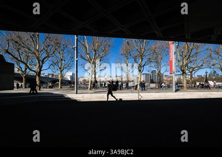 South Bank, London, Großbritannien. 30. März 2025. Wetter in Großbritannien: Frühlingssonne in London, Sonnenschein und Schatten auf der South Bank, London. Quelle: Matthew Chattle/Alamy Live News Stockfoto