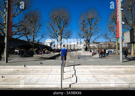 South Bank, London, Großbritannien. 30. März 2025. Wetter in Großbritannien: Frühlingssonne in London, Sonnenschein und Schatten auf der South Bank, London. Quelle: Matthew Chattle/Alamy Live News Stockfoto