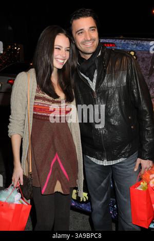 9. Dezember 2009: West Hollywood, CA, USA – 9. Dezember 2009 – West Hollywood, Kalifornien – Chloe Bridges und Gilles Marini. Die Dr. Romanelli Fraggle Rock Clothing Collaboration und die Anita Ko Fraggle Rock Kostümschmuck Kollektion in Partnerschaft mit Volkswagen veranstalten Einen Toy Drive, um die L.A. Mission in Kitson zu unterstützen. Foto: Byron Purvis/AdMedia Stockfoto