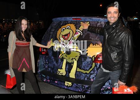 9. Dezember 2009: West Hollywood, CA, USA – 9. Dezember 2009 – West Hollywood, Kalifornien – Chloe Bridges und Gilles Marini. Die Dr. Romanelli Fraggle Rock Clothing Collaboration und die Anita Ko Fraggle Rock Kostümschmuck Kollektion in Partnerschaft mit Volkswagen veranstalten Einen Toy Drive, um die L.A. Mission in Kitson zu unterstützen. Foto: Byron Purvis/AdMedia Stockfoto