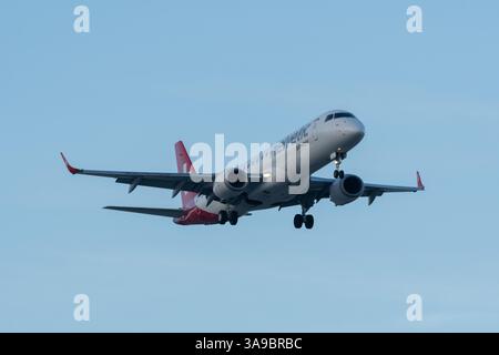 Zürich, Schweiz, 14. Januar 2024 HB-JVY Helvetic Airways Embraer E190LR landet auf Landebahn 14 Stockfoto