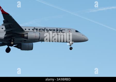 Zürich, Schweiz, 14. Januar 2024 HB-JVY Helvetic Airways Embraer E190LR landet auf Landebahn 14 Stockfoto